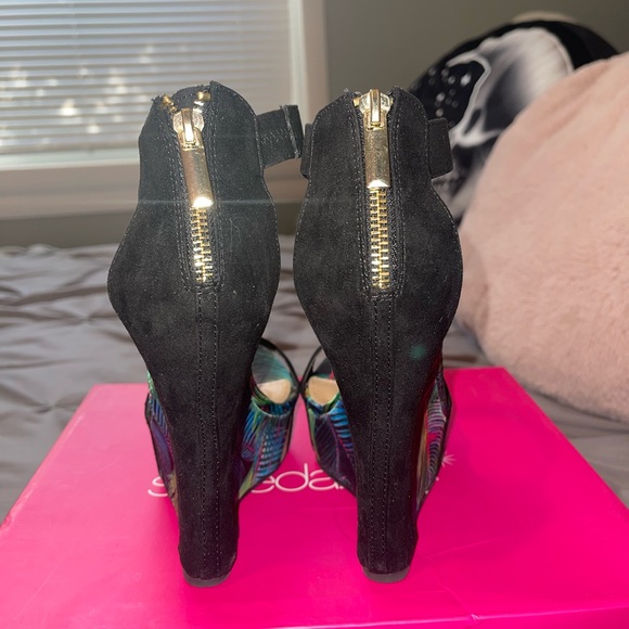 Shoe Dazzle Multicolor Wedge Size 7 - Picture 3 of 7